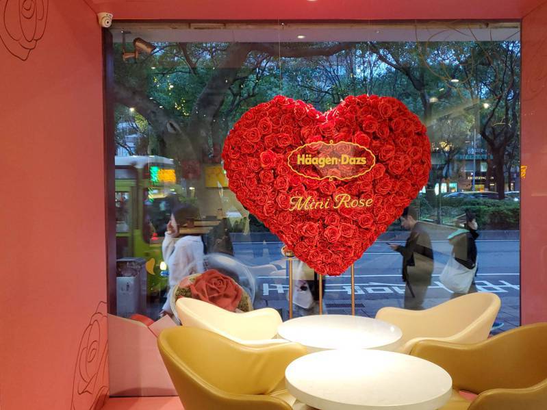 哈根達斯於敦南旗艦店打造「愛心玫瑰櫥窗」。記者陳睿中／攝影