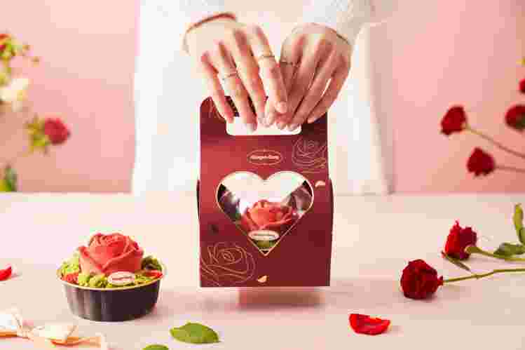「掌心玫瑰」擁有浪漫造型與精緻外盒，適合在冬季傳達心意。圖／哈根達斯提供