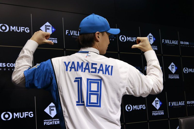 山崎福也今天正式加盟火腿隊，在主場舉辦入團記者會。 取自X