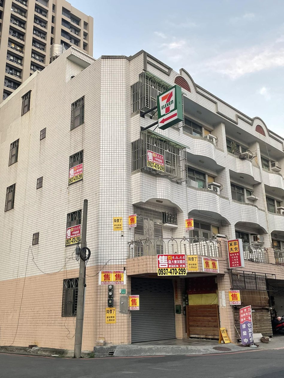 有網友發現台南安平區有一間五層樓透天被貼滿求售廣告。圖／擷自臉書社團「路上觀察學院」
