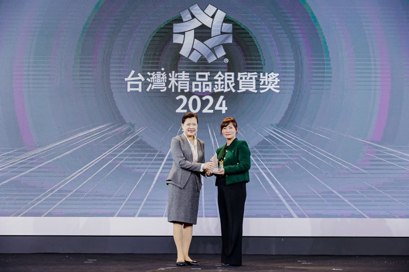 經濟部王美花部長（左）頒發台灣精品「銀質獎」予歐萊德董事張小玲。 業者／提供