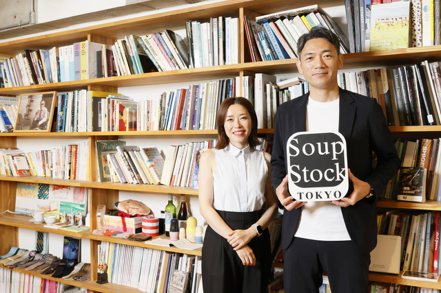 Soup Stock Tokyo代表董事社長松尾真繼（右）表示，湯杯就像窗外的景色一樣，希望用餐者從前面的風景(湯)，感受到懷舊或人的愛情。我們希望持續提供這樣的作品，讓顧客有喘息的時間。