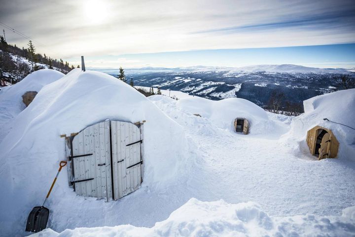 ▲冰屋奧勒酒店（Igloo Åre）坐落在山邊，提供完全由雪建造的獨特住宿。　圖：Mattis Lindqvist／來源