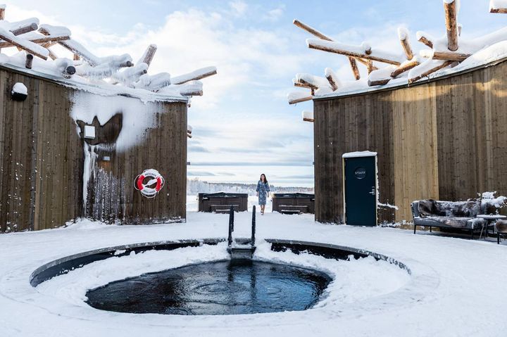 在瑞典北部 Harads 小鎮的北極浴場，享受露天冷水浴。 圖片來源／Håkan...