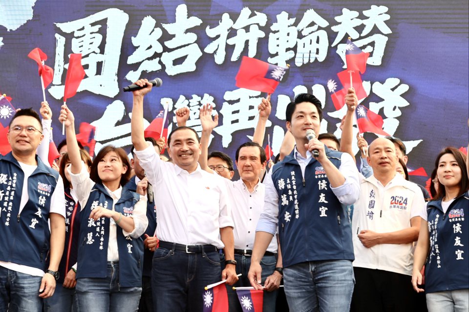 台北市長蔣萬安（右三）周日將首度南下高雄輔選，全力助攻國民黨總統參選人侯友宜（左三），藍營預告港都將吹起「萬安旋風」。本報系資料照片