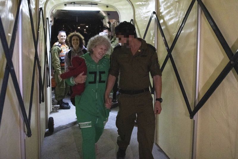 以色列人质获释后看似平静愉悦。美联社(photo:UDN)