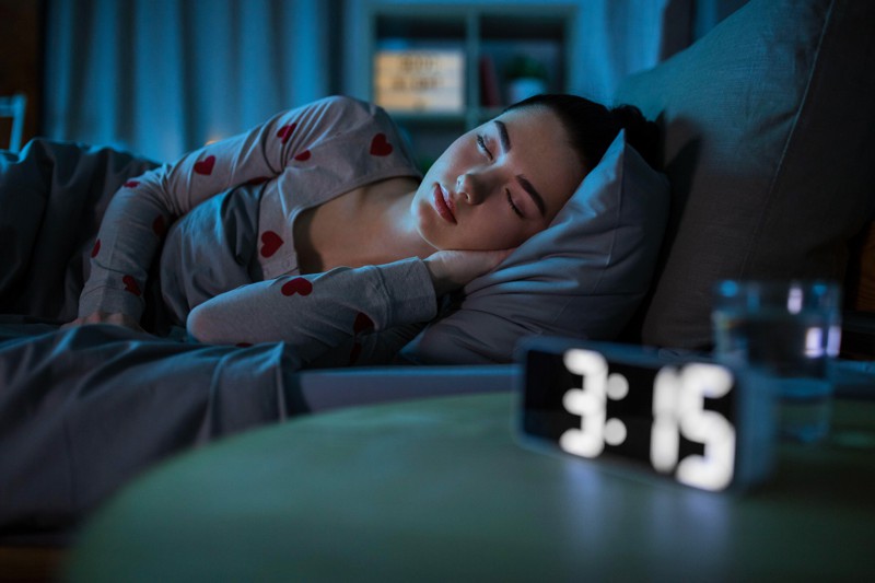 睡覺要睡多久才算充足？一般觀念認為是8小時，但這對上班族來說無疑是一種奢求。近期一項研究則指出，「睡眠規律」比睡幾小時重要，有助於延年益壽。路透／Alamy