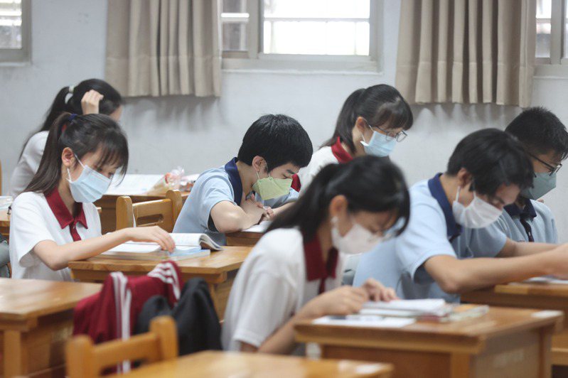 PISA報告評比顯示，台灣學生數學、閱讀、科學素養排名均較2018年進步。示意圖，人物與新聞無關。本報資料照片