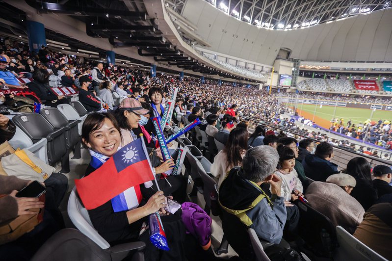 台北大巨蛋歷經32年興建，12月3日終於迎來第一場正式比賽，亞錦賽開幕賽由中華隊對上韓國隊。記者曾原信／攝影