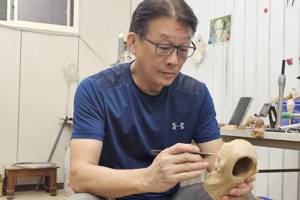 金光布袋戲雕刻師蕭佟興刻畫布袋戲木偶，創作至今已有20多年。記者游振昇／攝影