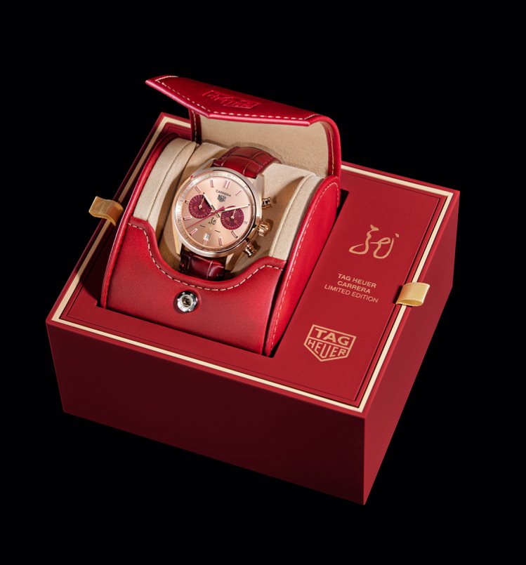 泰格豪雅Carrera Chronograph龍年限量版計時碼表，皆附有特別設計包裝，採用與腕錶相同的紅色調， 飾以優雅米色的「龍」字草書。圖／TAG Heuer提供
