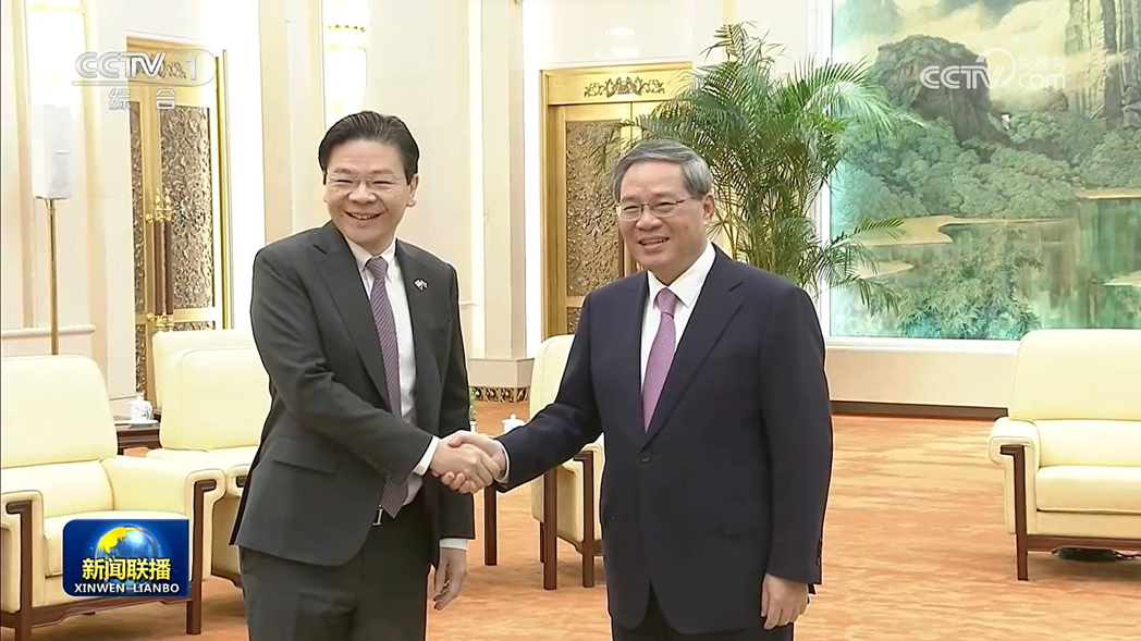 大陸國務院總理李強（右）6日在北京會見來訪的新加坡副總理兼財政部長黃循財，這是兩...