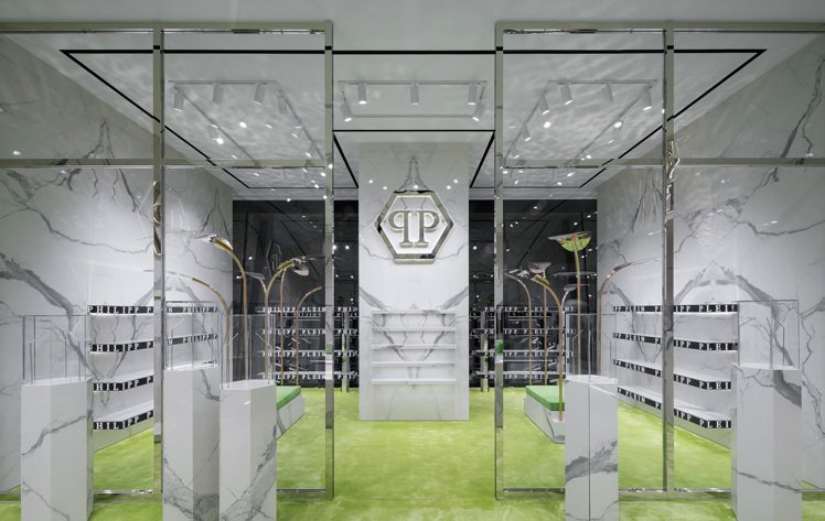 PHILIPP PLEIN旗艦店內位於右方的球鞋展示區，擷取自米蘭旗艦店的showroom概念，以鏡面不鏽鋼的材質與LED動畫層架呈現。圖／厲勝國際提供