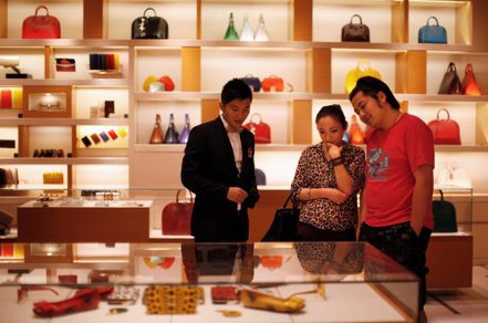 日本受惠於弱勢日圓，與中國大陸觀光客回流，精品銷售逆勢暴衝，在全球一枝獨秀。 （路透）