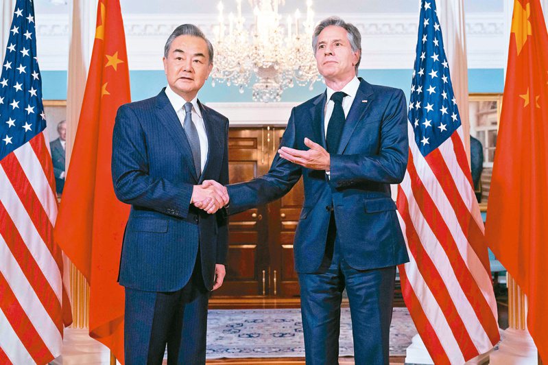 大陸外長王毅（左）與美國國務卿布林肯（右）通話，圖為兩人十月廿六日在美國務院會面。（法新社）