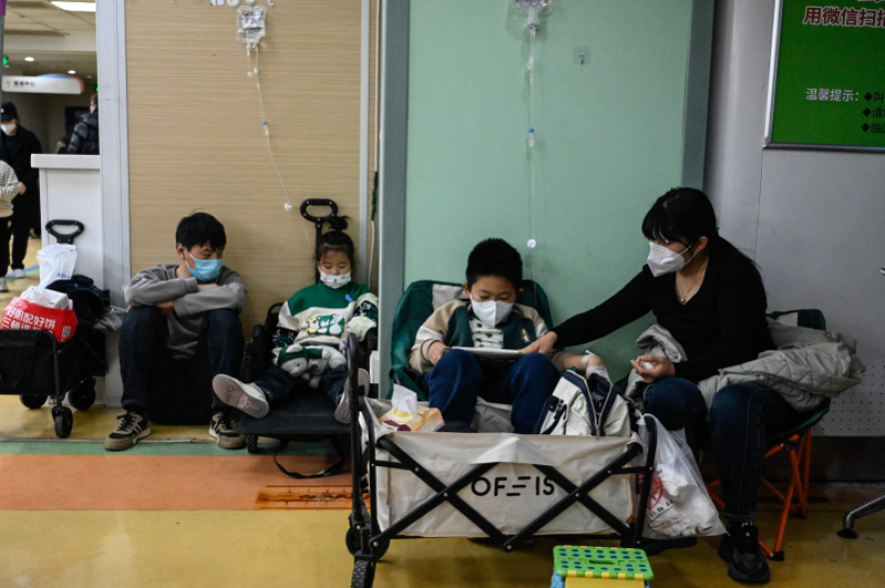 中國兒童感染呼吸道疾病人數仍眾多，有上海醫生表示，目前患兒以流感和肺炎黴漿菌感染為主，且近期以流感患兒較多，部分患者為合併感染。法新社