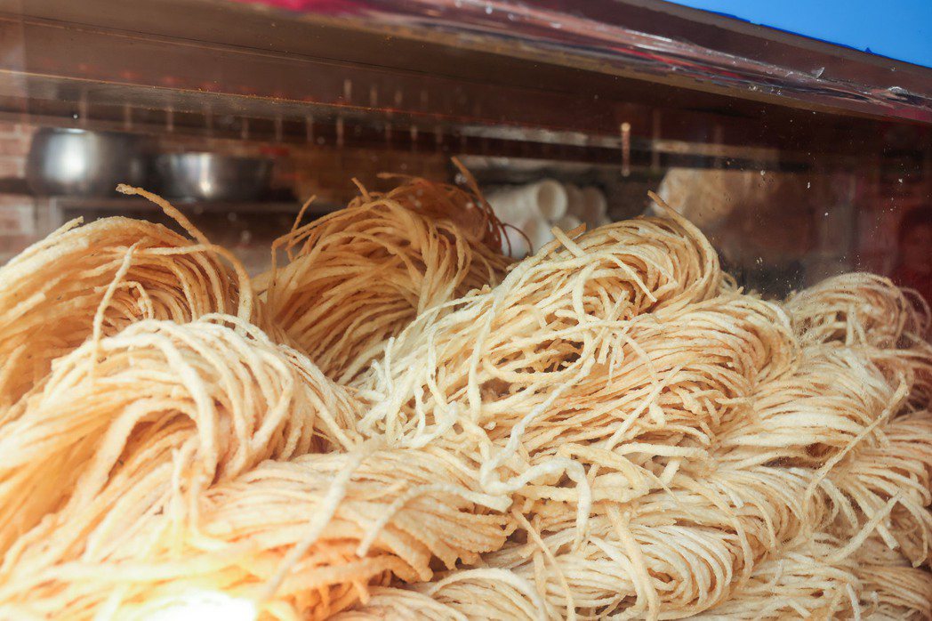 「胡同彭家老舖新疆拉麵」的饊子都是自家手工製作。記者吳致碩／攝影