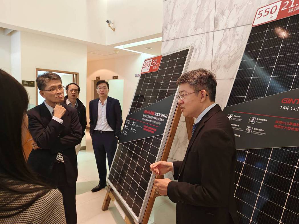 同昱能源業務處長陳俊亮（右）介紹模組的性能與特色。翁永全/ 攝影