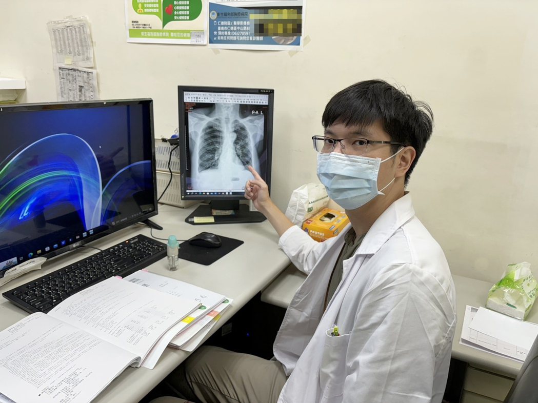 該院胸腔內科吳啓豪醫師解釋病人X光的異常。 胸腔病院/提供。