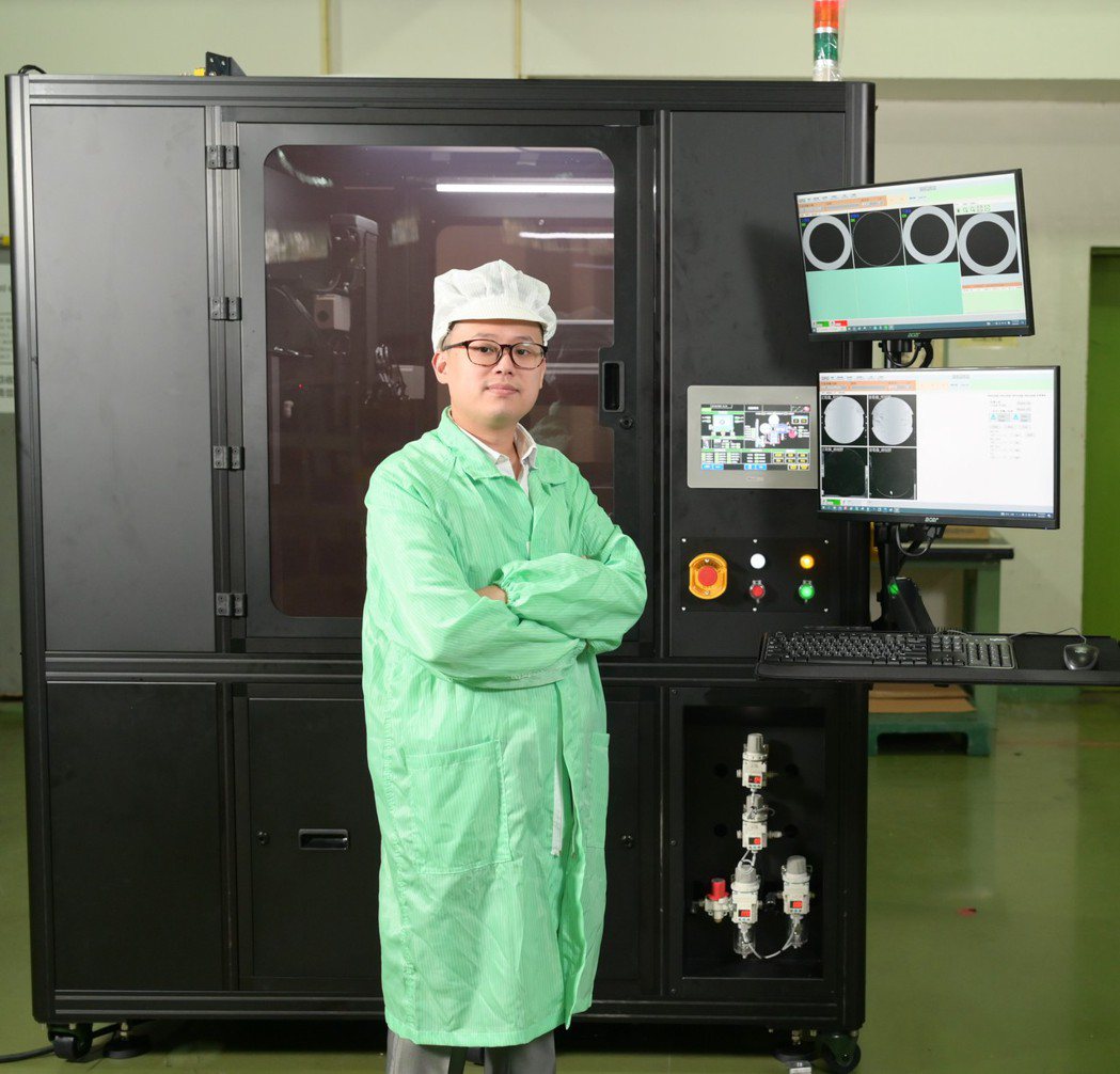 羅墉經理於生產現場介紹該公司晶圓外觀瑕疵檢測機的功能。 易發精機／提供