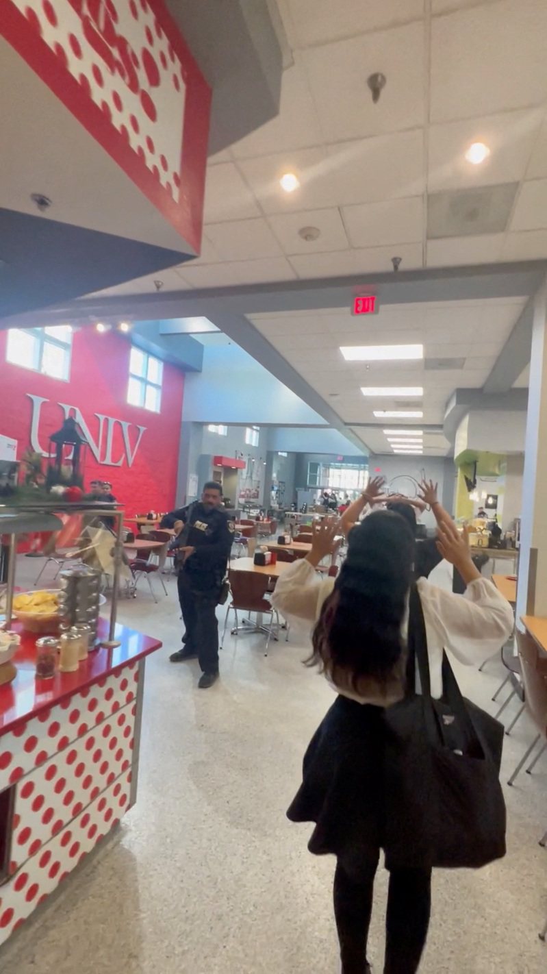 內華達大學拉斯維加斯分校驚傳槍擊案，社群流傳案發現場畫面，學生們舉起雙手撤離校園。 圖／路透