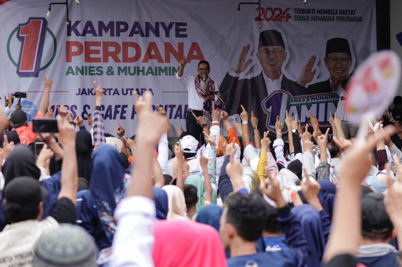 印尼總統候選人阿尼斯為即將到來的總統選舉舉辦造勢活動，民眾聚集於台下。 圖／路透