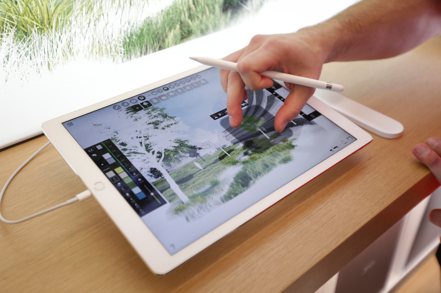 知情人士透露，蘋果公司正準備在明年初推出機款新的Mac筆電與iPad平板電腦並且進行升級。圖為平板電腦iPad。路透