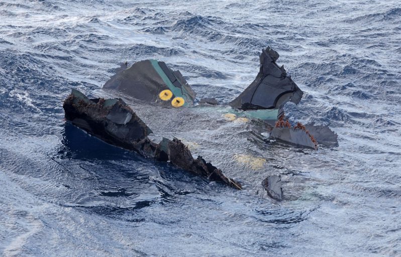 美國軍方宣布為「降低風險」，全面停飛軍用魚鷹運輸機。上月29日，美軍V22魚鷹運輸機墜落日本海，8名機組人員悉數罹難，海上可見殘骸。路透