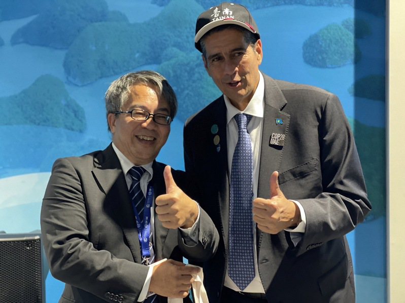 台南市政府由環保局長許仁澤（左）率團代表出席COP28峰會，帛琉總統惠恕仁（Surangel S. Whipps, Jr.）戴台南400帽子，表達對台南的支持。圖／台南市政府提供