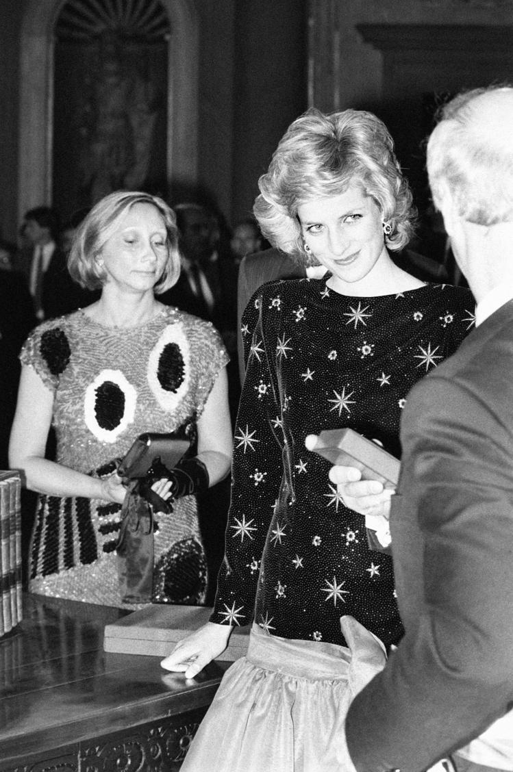 戴安娜王妃1985年造訪義大利佛倫羅斯時穿著的Jacques Azagury訂製晚禮服，估價10萬美元起。圖／朱利安拍賣行提供