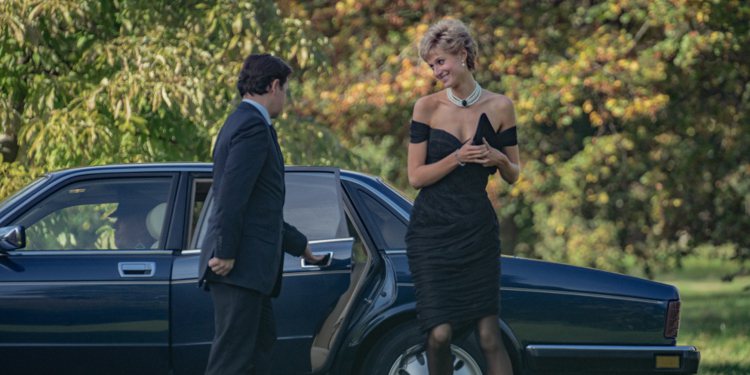 Elizabeth Debicki飾演戴安娜王妃所穿之量身訂製露肩黑色雞尾酒裙(又稱「復仇之裙」)，出現於第五季第五集，估價8,000英鎊起。圖／邦瀚斯提供