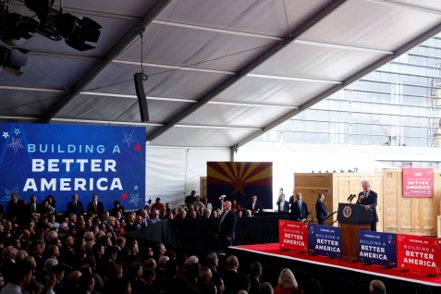 美國總統拜登去年12月在台積電亞利桑那州鳳凰城設廠活動上致詞。  路透