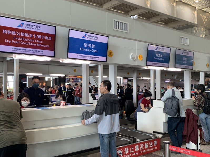 中國南方航空高雄至武漢航班今起復航，旅客在機場櫃台辦理登機等手續。記者吳慧芬／攝影