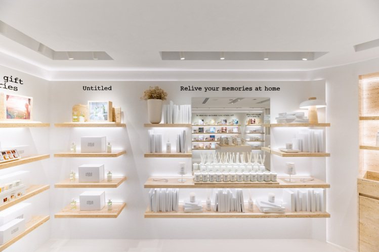 Maison Margiela Fragrances品牌專門店，以純白的極簡主義風格呈現香氛的多樣面貌。圖／Maison Margiela Fragrances提供