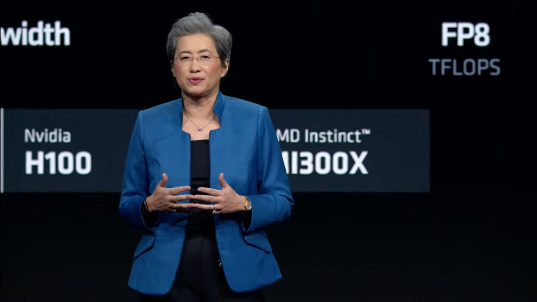 AMD董事長暨執行長蘇姿丰在活動上，直接將自家最新產品與輝達H100晶片投影到大...