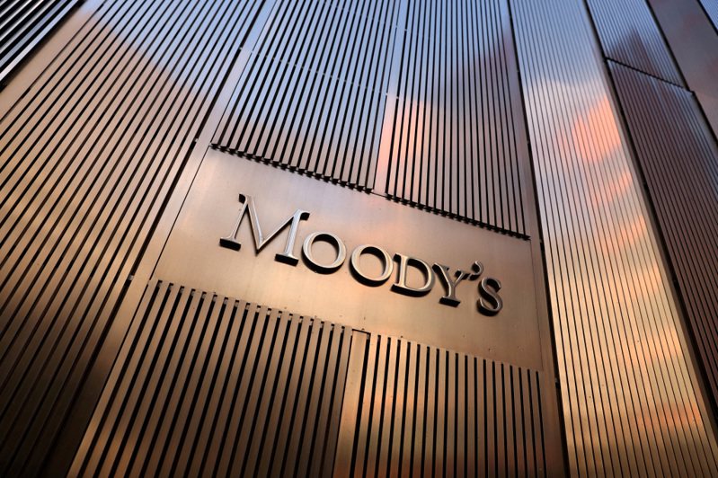 國際信用評等機構穆迪（Moody's）將中國主權信用評等展望從穩定下調至負面，中國官方連日駁斥。圖為穆迪位於紐約曼哈頓總部的招牌。（路透）