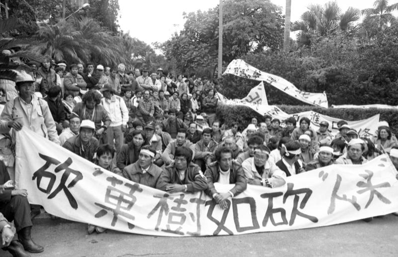 1987年12月8日，為抗議進口水果造成省產水果價慘跌，4百多位梨山農民，從清晨即舉著「砍果樹如砍人頭」的標語抵達立法院大門口，他們是最早的一批。圖／聯合報系資料照片