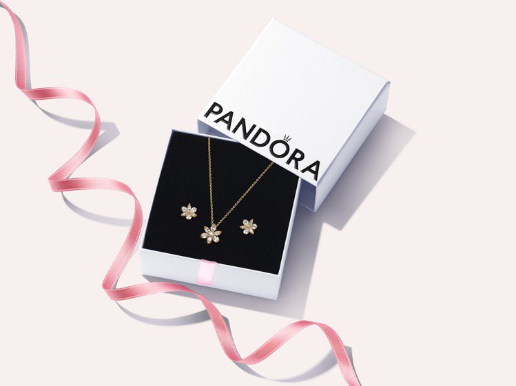 鍍14k金璀璨浮游花項鍊耳環套組，原價12,360元，特惠價8,580元。圖／Pandora提供