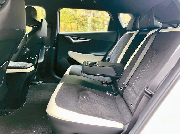 The Kia EV6 GT-line e-AWD增程版雙色內裝配置的座艙寬敞舒...