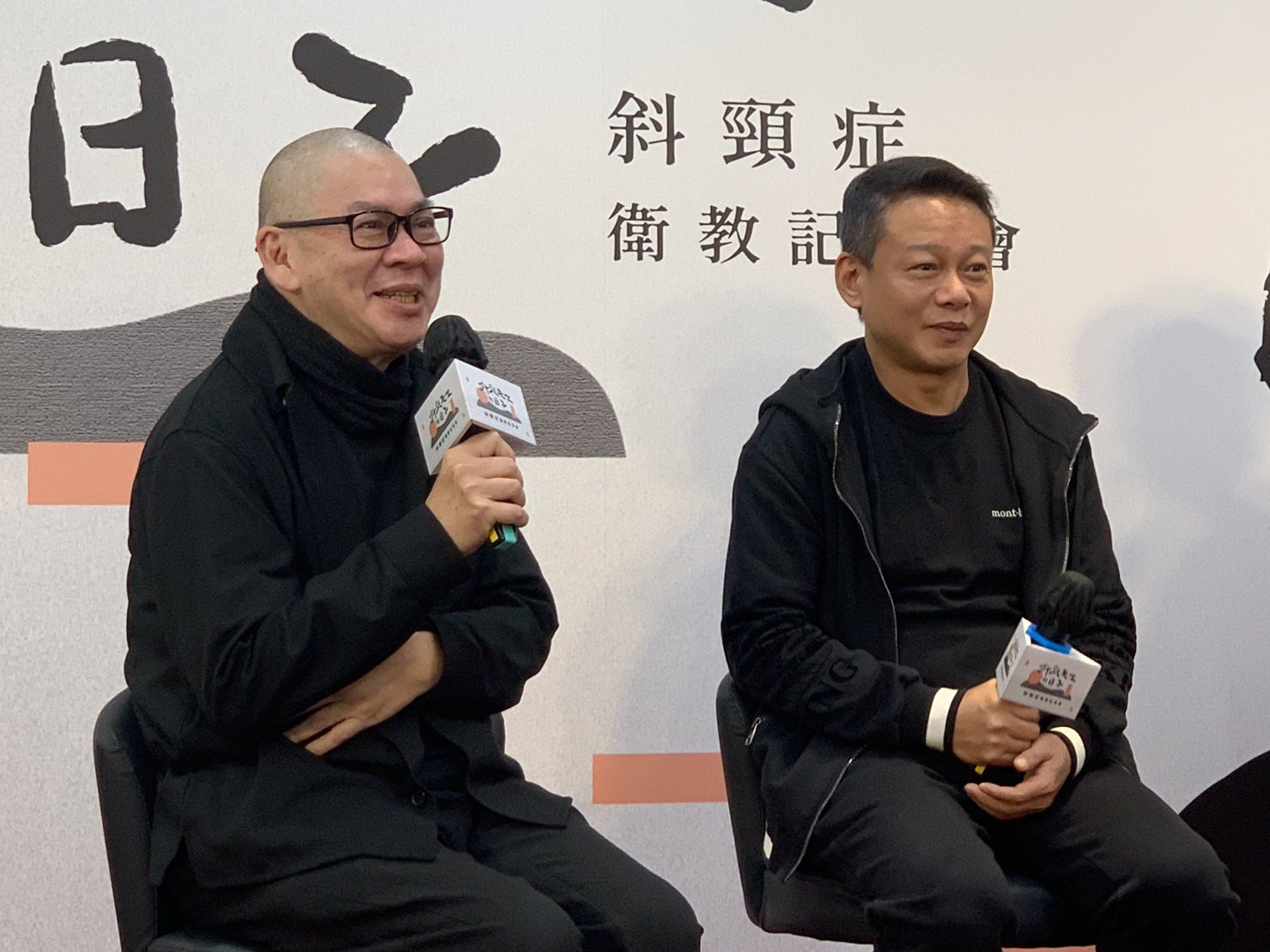 導演蔡明亮（左）與金馬影帝李康生分享治療斜頸症經驗。記者陳雨鑫／攝影