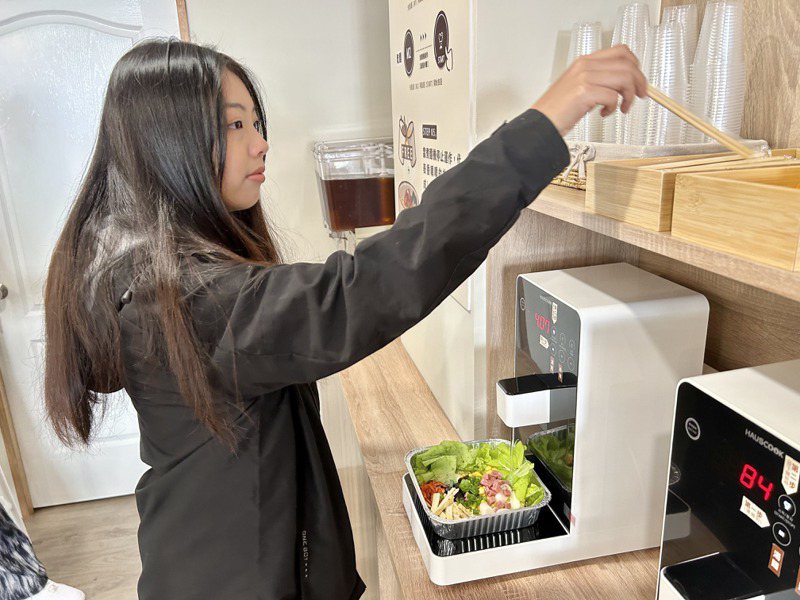 「韓金湯匙」引進韓國自助煮麵機台、提供24小時全天候服務。記者宋健生/攝影