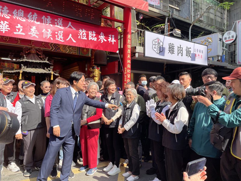 民進黨總統參選人賴清德今天在中崙市場慈賢宮前開講，指著雞肉飯招牌說，「如果中國人可以來台灣做服務業，他們連雞肉飯也可以開」。記者丘采薇／攝影