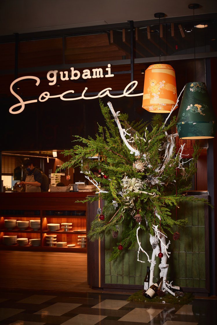 gubami Social與花藝品牌煙花蕨醒合作餐廳內外大型藝術陳列。圖／gubami Social提供
