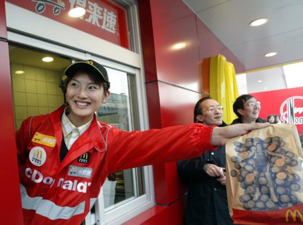 麥當勞宣誓在大陸擴大版圖，並選用華為的鴻蒙生態圈當工具。  (香港中通社)