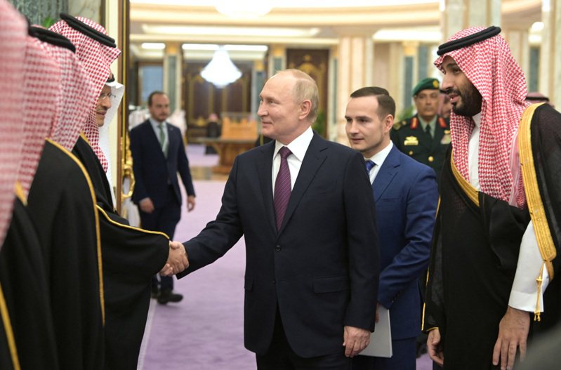 俄羅斯總統普亭（中）六日訪問沙烏地阿拉伯，和王儲穆罕默德·沙爾曼等沙國領導高層會談。（路透）