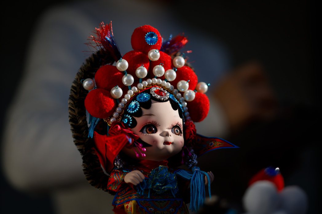 2023年10月21日，在中國北京舉行的中國-中東歐美食音樂節展出的中國京劇人偶...