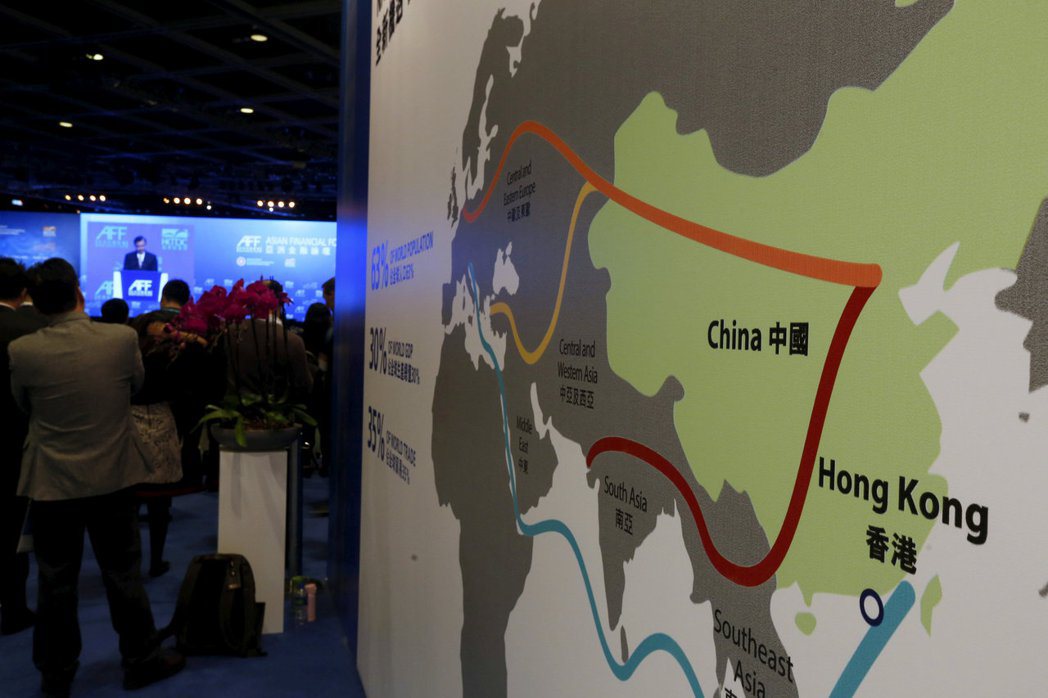 香港的亞洲金融論壇上展示了一幅描繪「一帶一路」涵蓋範圍的地圖。 圖／路透社