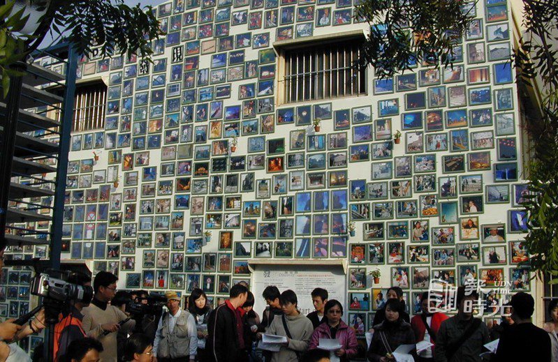 台南市海安路經藝術工作者以裝置藝術美化成為藝術街，昨天更把八百多張「發現海安路」的攝影作品張貼在牆上成為「全民創作牆」。圖／聯合報系資料照(2005/01/28  鄭惠仁攝影)