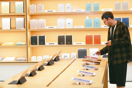 蘋果擬在明年春季，發表新款Mac筆電與iPad，尋求逆轉這些產品銷售下滑的頹勢。 （美聯社）
