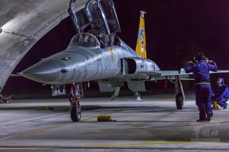 志航基地的F-5，日前進行最後一次夜航訓練。圖/軍聞社